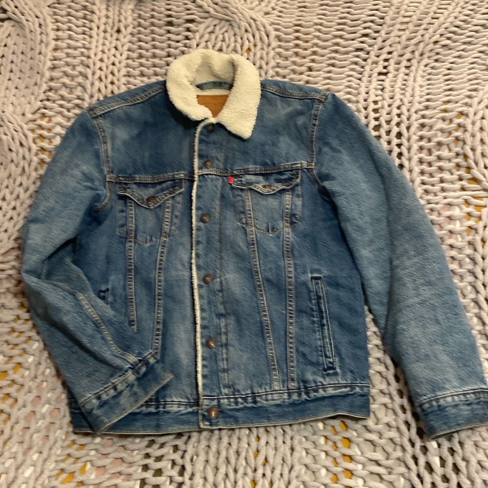 Men Levi’s trucker jacket in size medium